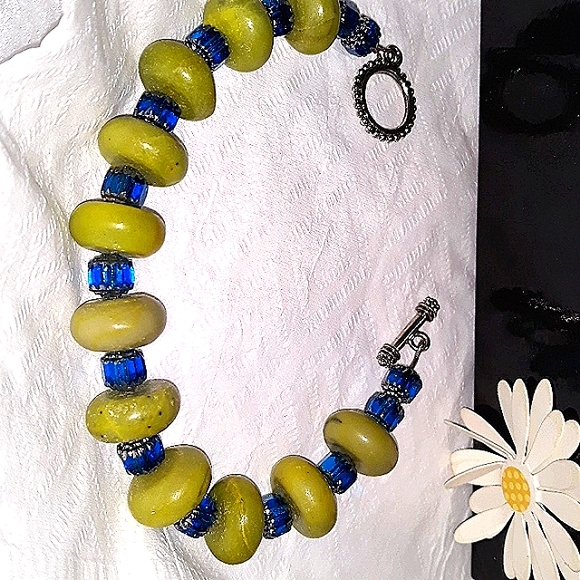 Bracelet Green stone European beads with sm blue crystals in between. RARE FIND - Picture 1 of 4